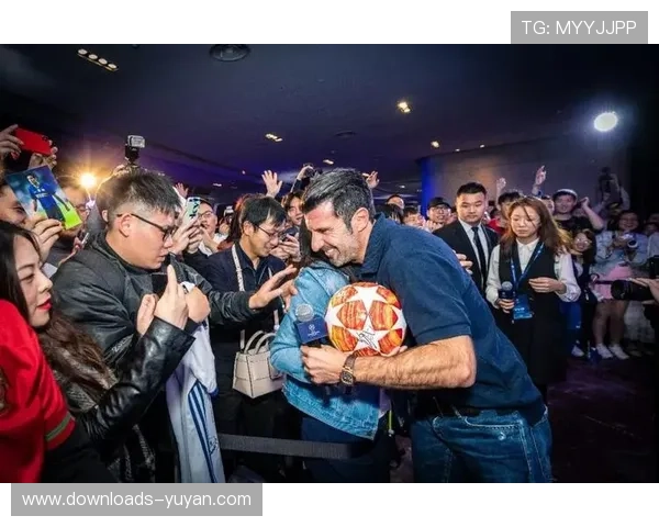 欧冠俱乐部开放训练日吸引万名球迷，青少年互动成亮点